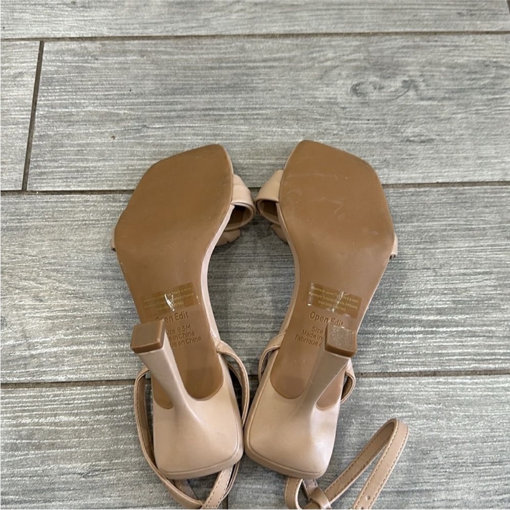 Nordstrom Beige Heels with Gold Chain - New Without Box - Picture 6 of 7